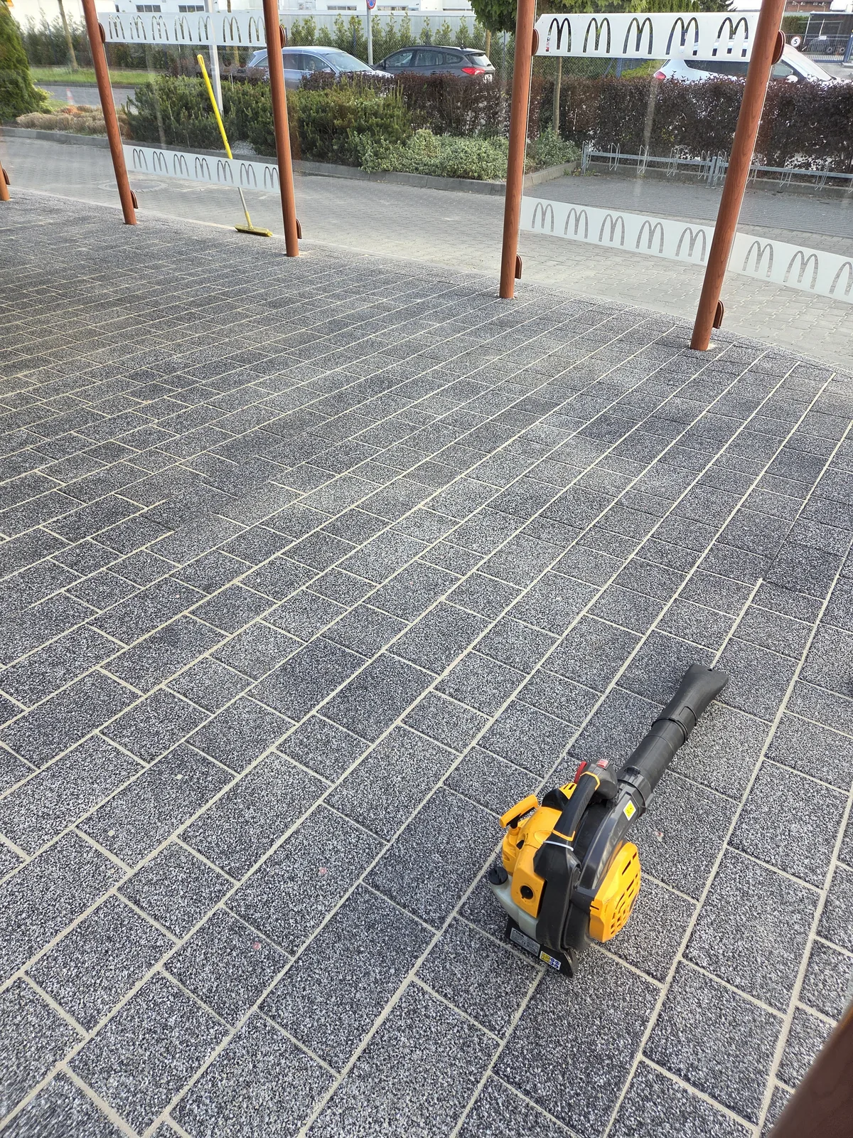 Czysta kostka po myciu ciśnieniowym – realizacja komercyjna w McDonald's
